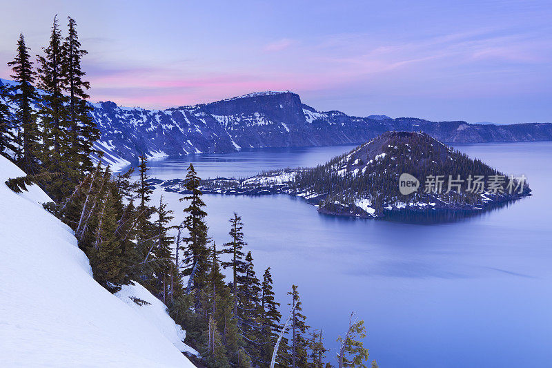 黄昏时分，美国俄勒冈州的火山口湖