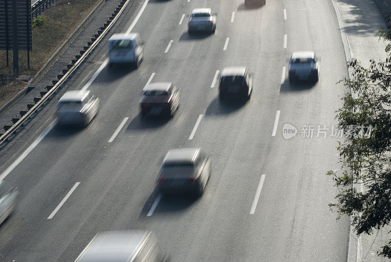 高速公路上行驶的汽车