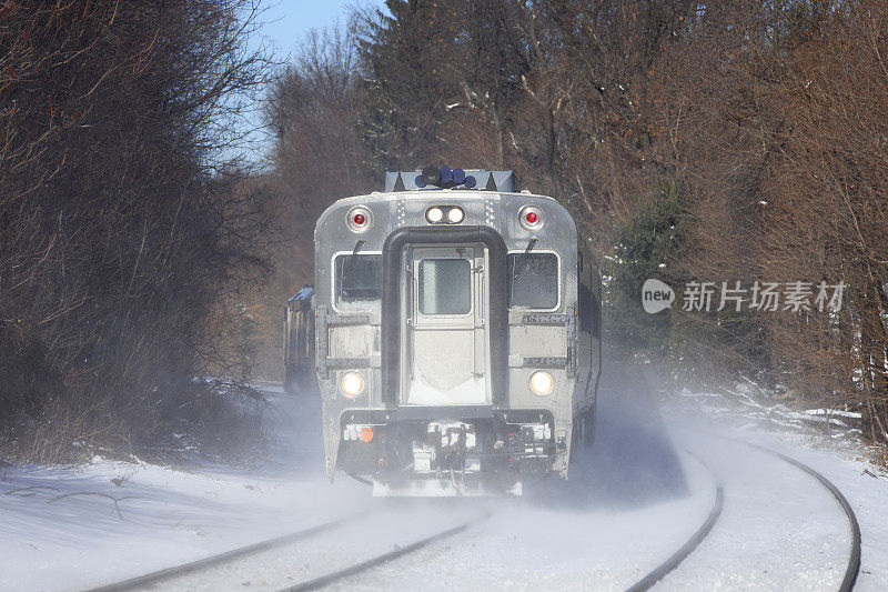 雪中高速行驶的通勤列车