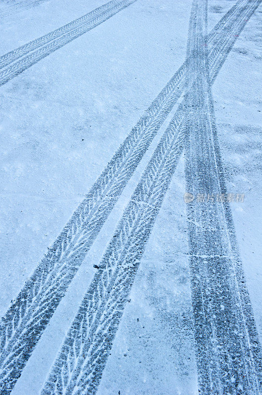 雪地上的轮胎印是垂直的