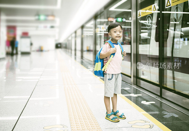 地铁上的小男孩