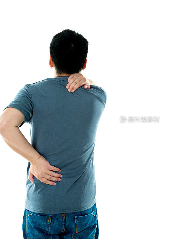 一个背部和颈部疼痛的亚洲年轻人