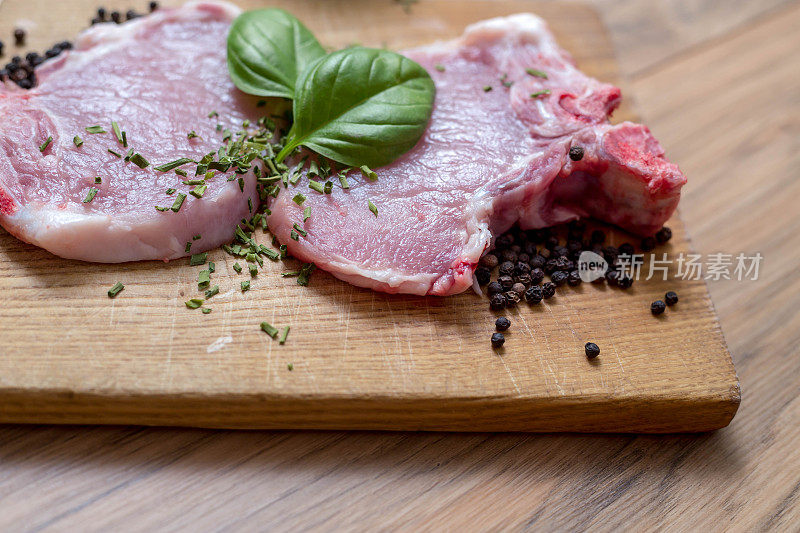 食物。切片的生肉烧烤与新鲜蔬菜肉生牛排。牛排烧烤。西红柿，辣椒，煮肉用的香料。