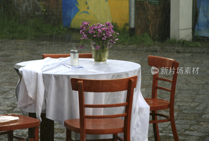 雨天，雨中的椅子和桌子