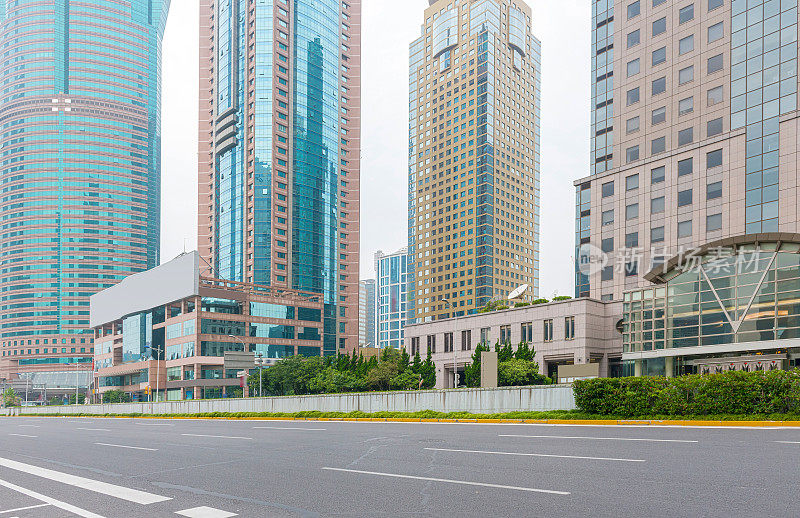 中国上海陆家嘴的世纪大道街景。