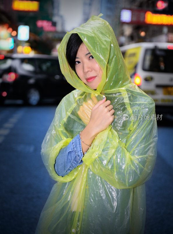 傍晚香港街头，雨中的行人