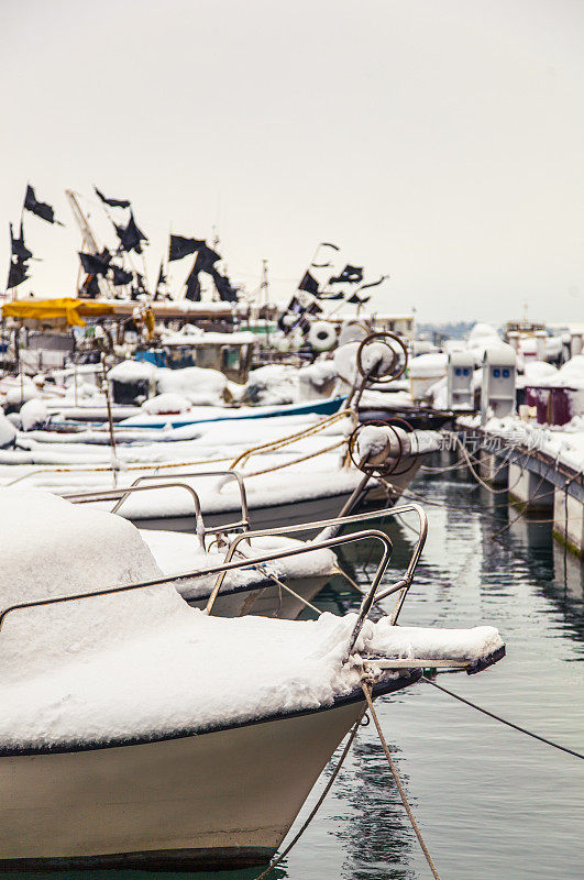 渔船被雪覆盖