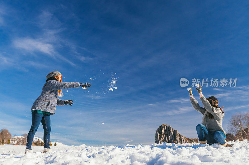 女孩们玩雪玩得很开心