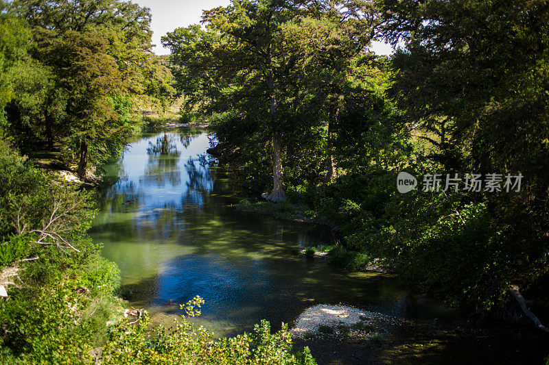 美国德克萨斯州瓜达卢佩河。春、夏季节。