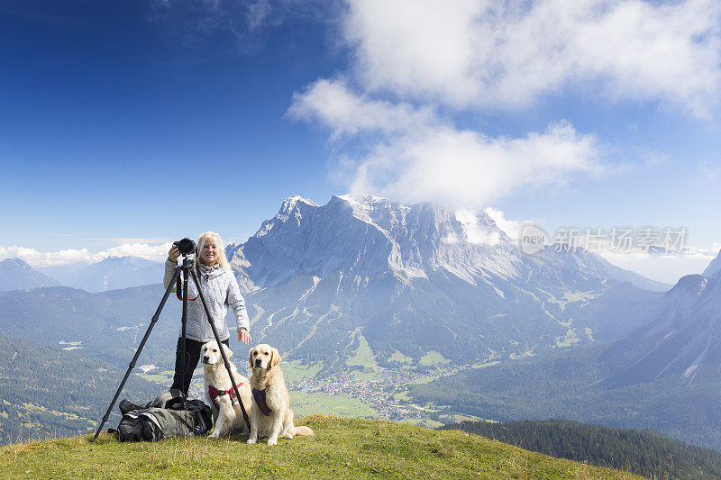 自然摄影师享受她的狗，Zugspitze，阿尔卑斯山的风景