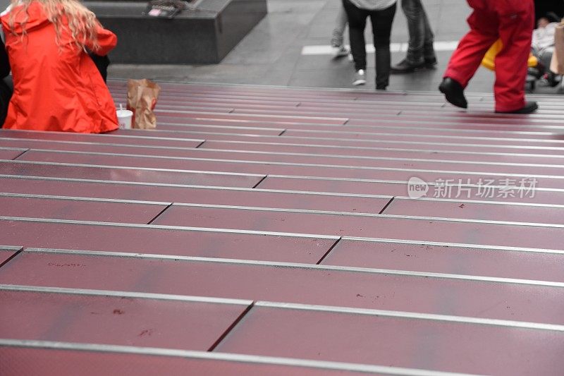 穿红色外套的女人-时代广场