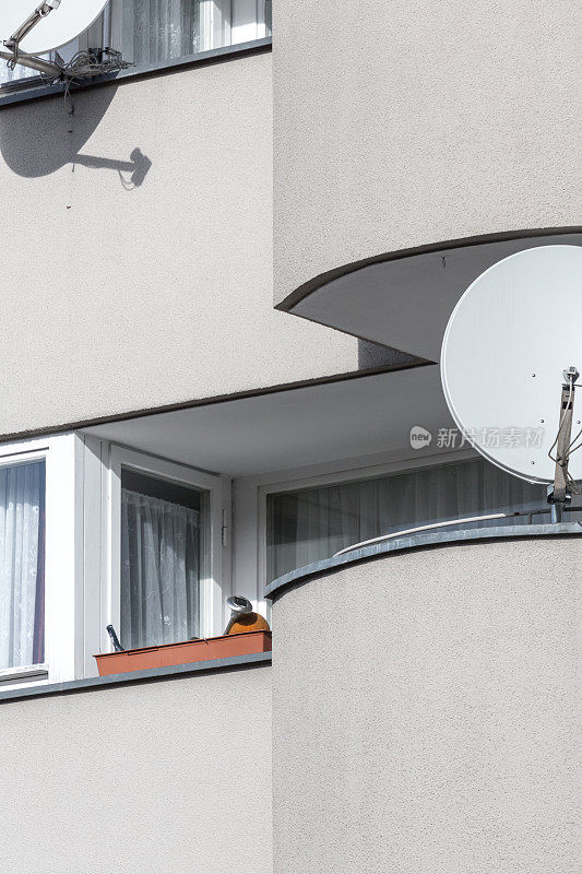 在德国柏林拍摄的带有卫星天线的稀疏阳台