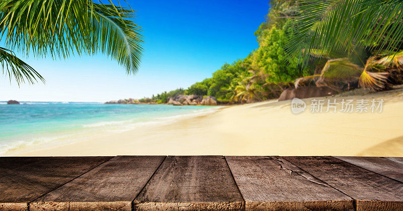 热带海滩配木桌，暑假背景。