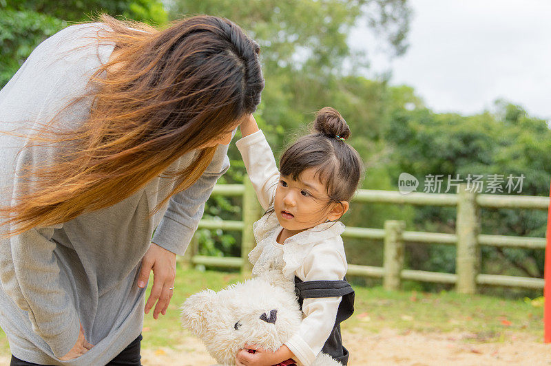 妈妈和小女孩在公园里玩