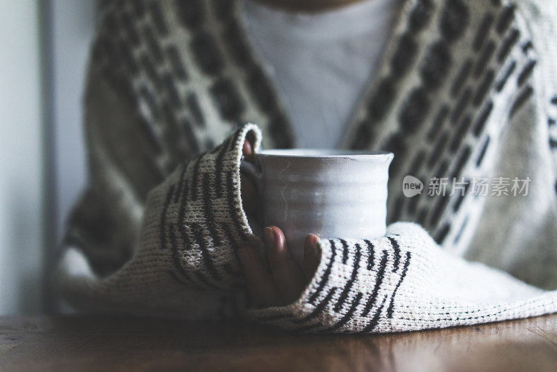 在冷天喝咖啡的女人