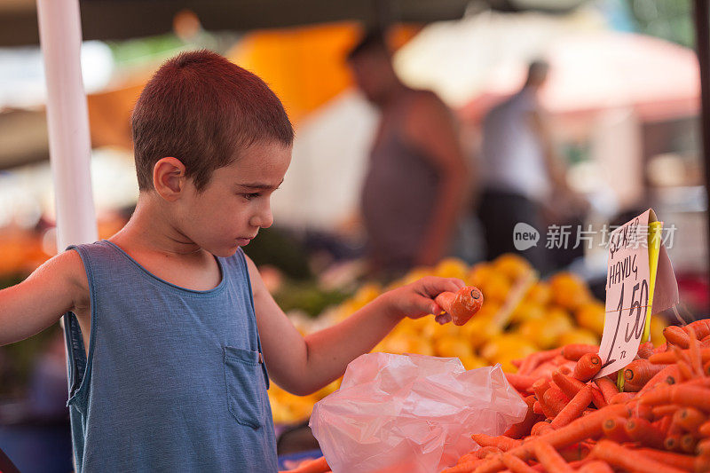 小男孩在街头农贸市场购物