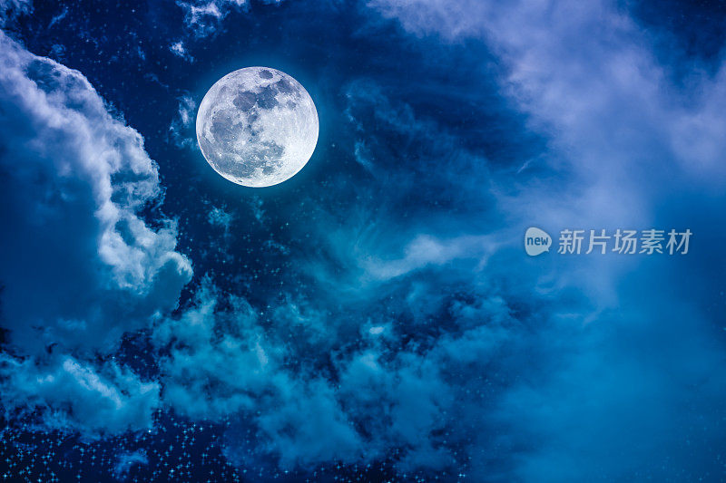 明亮的满月和多云的夜空，宁静的自然背景。