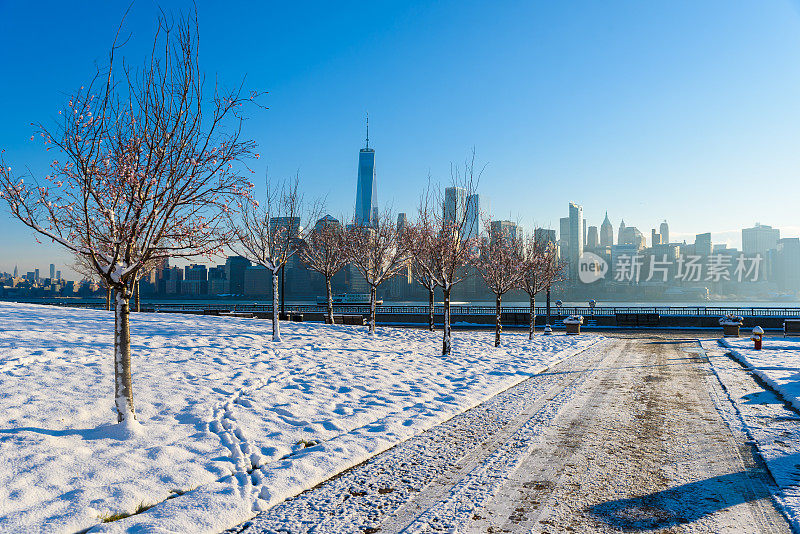 风景到纽约，曼哈顿从自由州立公园在冬天的哈德逊河。美国新泽西州。