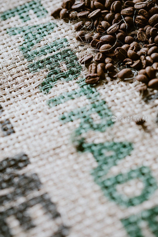 粗麻袋上的公平贸易咖啡豆
