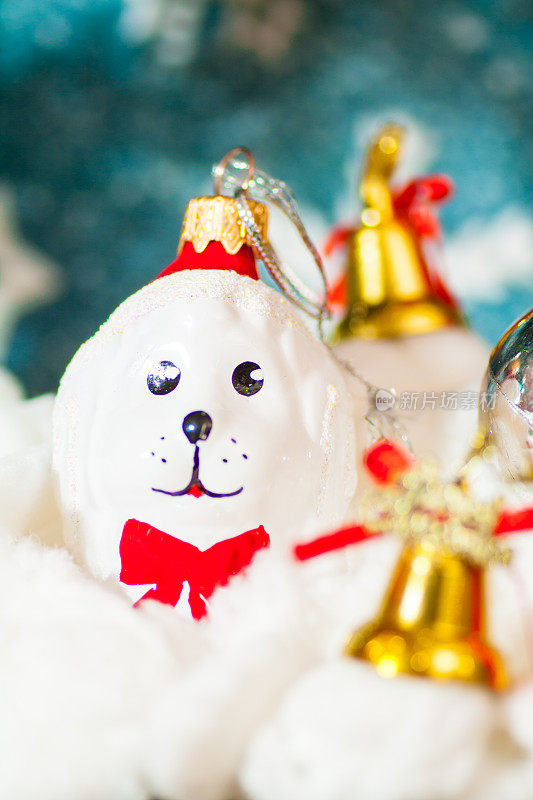 节日背景用可爱的圣诞老人靴子装饰圣诞树装饰礼盒在雪中结束