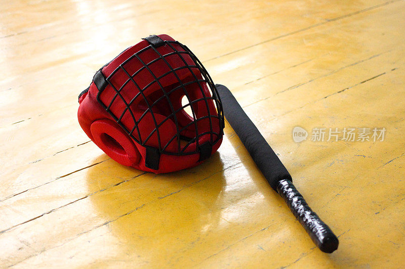 红色防护头盔和剑道武术