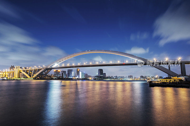 中国上海夜晚的现代大桥