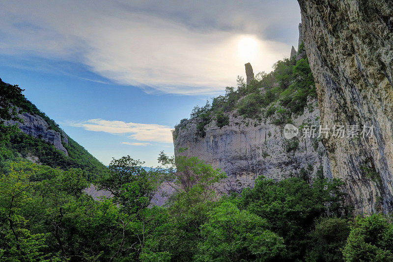 维拉德拉加峡谷的石墙，乌卡国家公园，克罗地亚