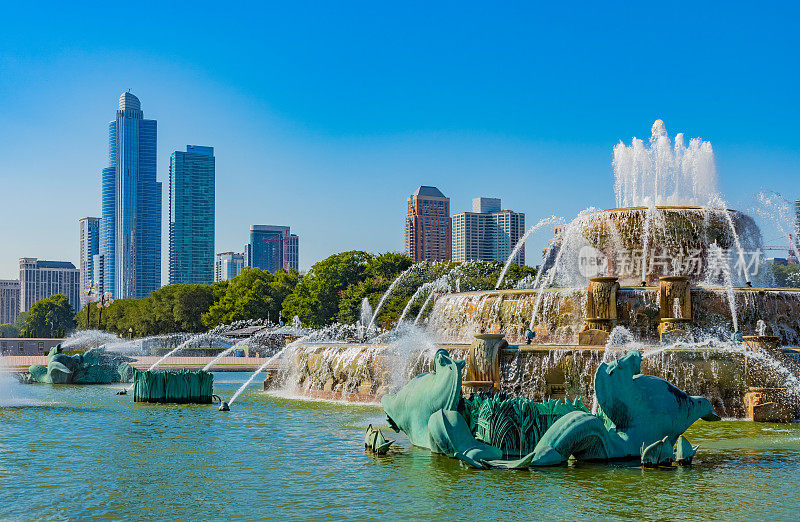 芝加哥的天际线和位于伊利诺伊州芝加哥格兰特公园的白金汉喷泉