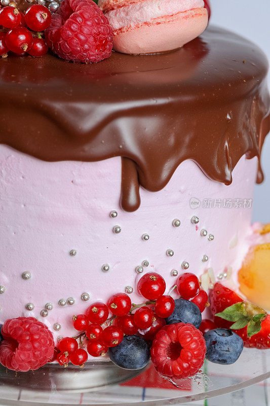 在蛋糕上涂上巧克力糖霜