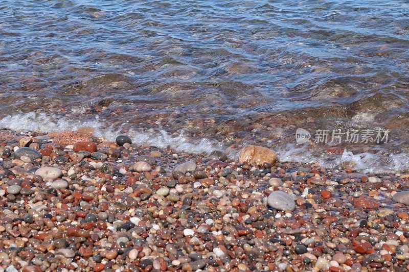 海岸上各种大小不同的卵石