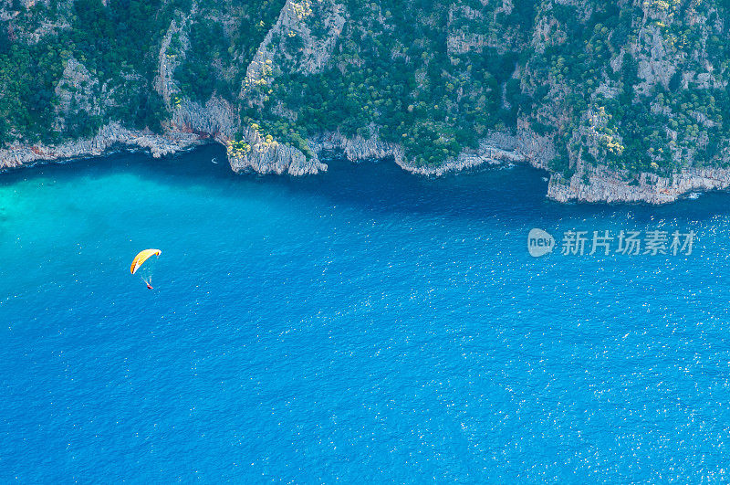 滑翔伞在Oludeniz上空翱翔，拥有美丽的风景。