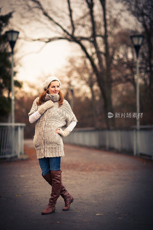 秋冬肖像:年轻女子穿着一件温暖的羊毛开衫