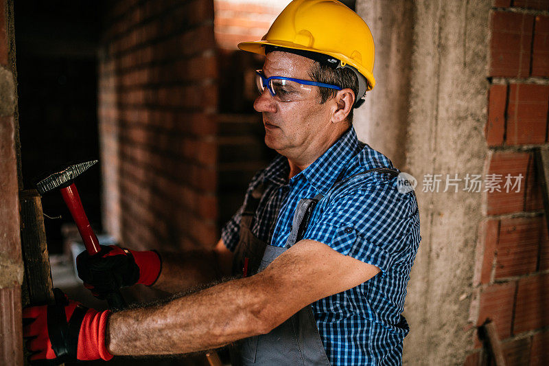 成熟的男人在建筑工地