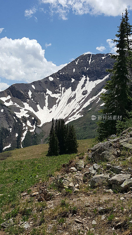 山顶的山脉