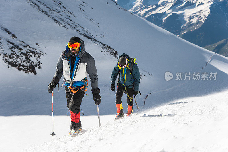 两位职业登山者登上了厄尔布鲁斯西峰