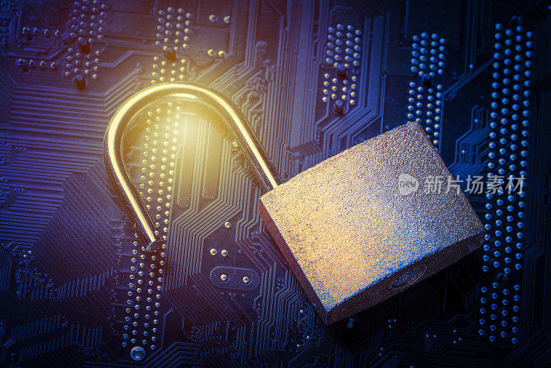 电脑主板上被打开的挂锁。互联网数据隐私信息安全概念。蓝色的图片