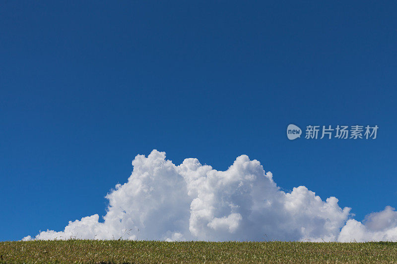 蓝色的天空和云覆盖的背景材料