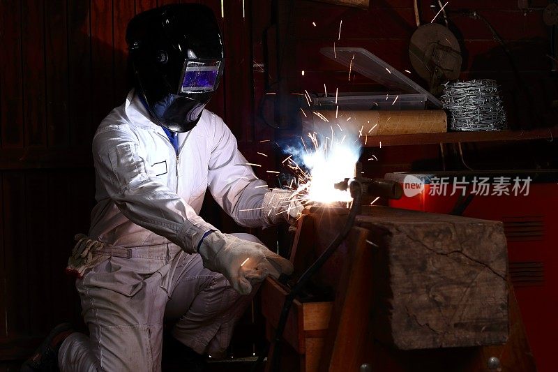 是工厂安全制服焊接金属的专业焊工。工业的概念。