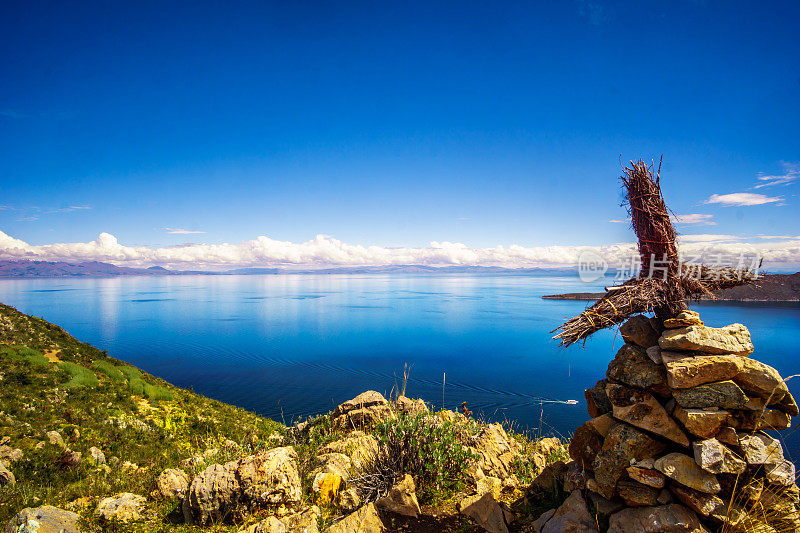 从玻利维亚的索尔岛穿过的喀喀湖