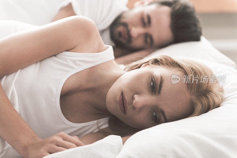 焦虑的女孩不能在卧室里和丈夫睡在一起