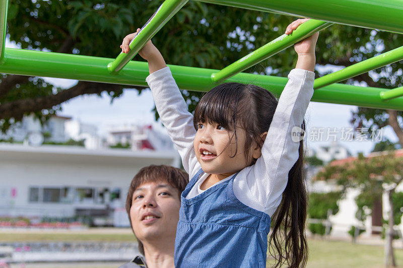 爸爸和小女孩在公园里玩