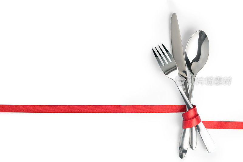 叉子，勺子和刀用红丝带绑在一起，与复制空间隔离