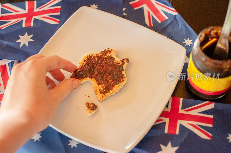 澳大利亚形状的吐司上的标志性澳洲酱