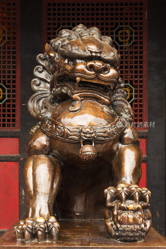 一座佛寺前的狮子铜像