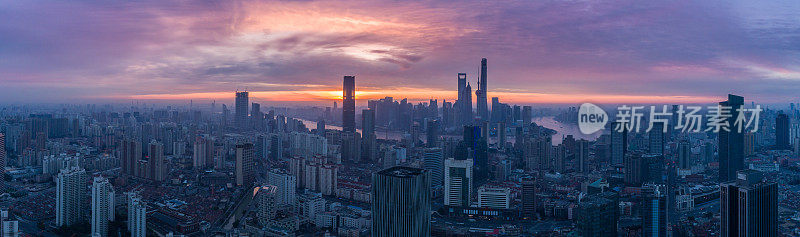 日出时上海天际线全景鸟瞰图。中国