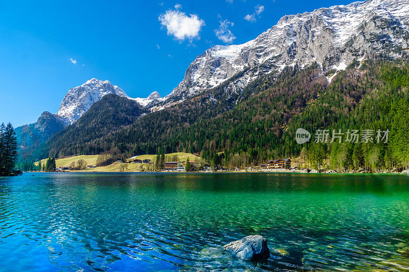 风景如画的湖腹地在巴伐利亚