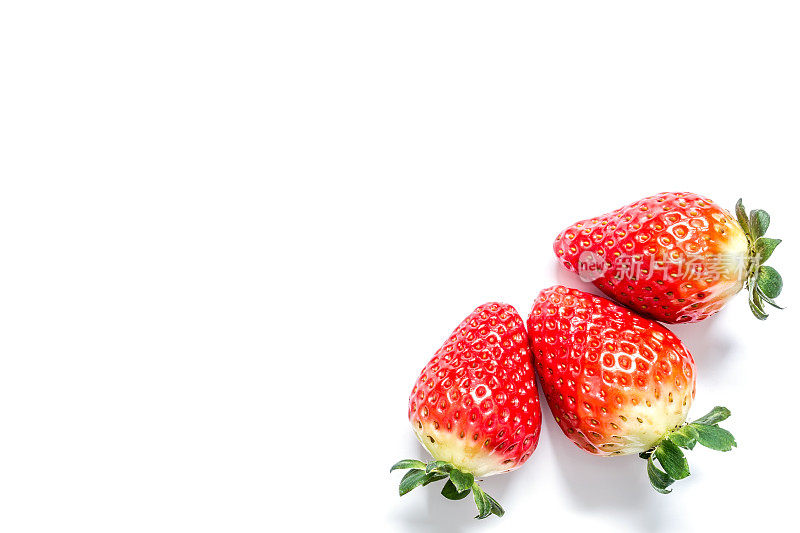 草莓与叶片特写宏孤立在白色背景