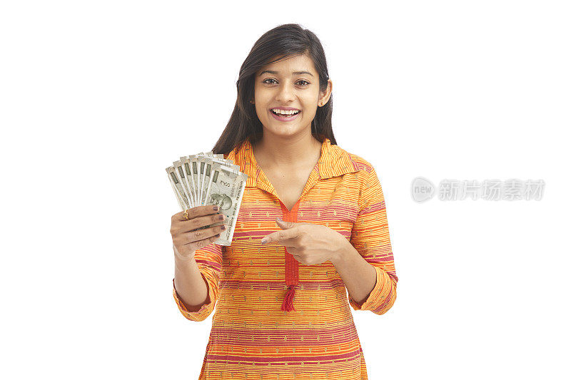 年轻快乐的女人拿着500卢比钞票