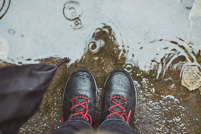 在雨天低头看水坑