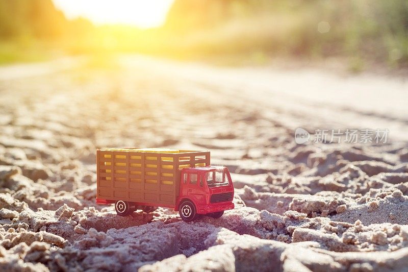 公路上的玩具复古卡车——货物运输的象征